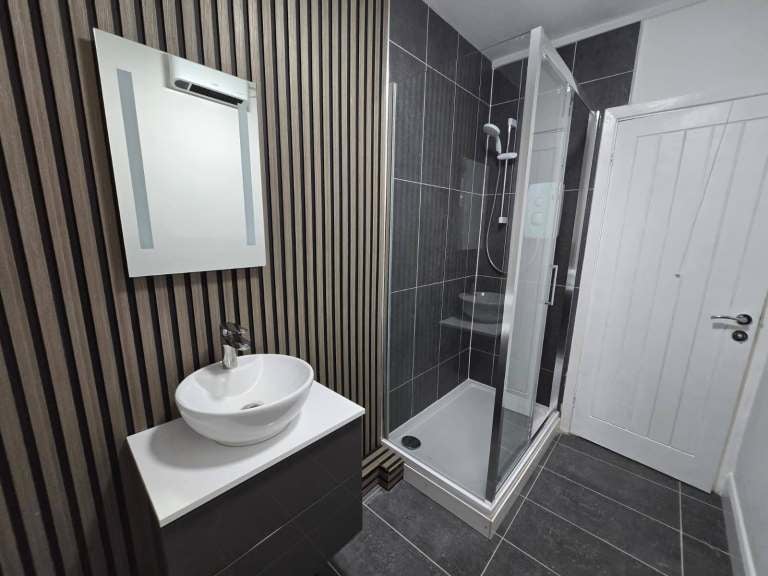 Room Middleton Hall Road in Birmingham