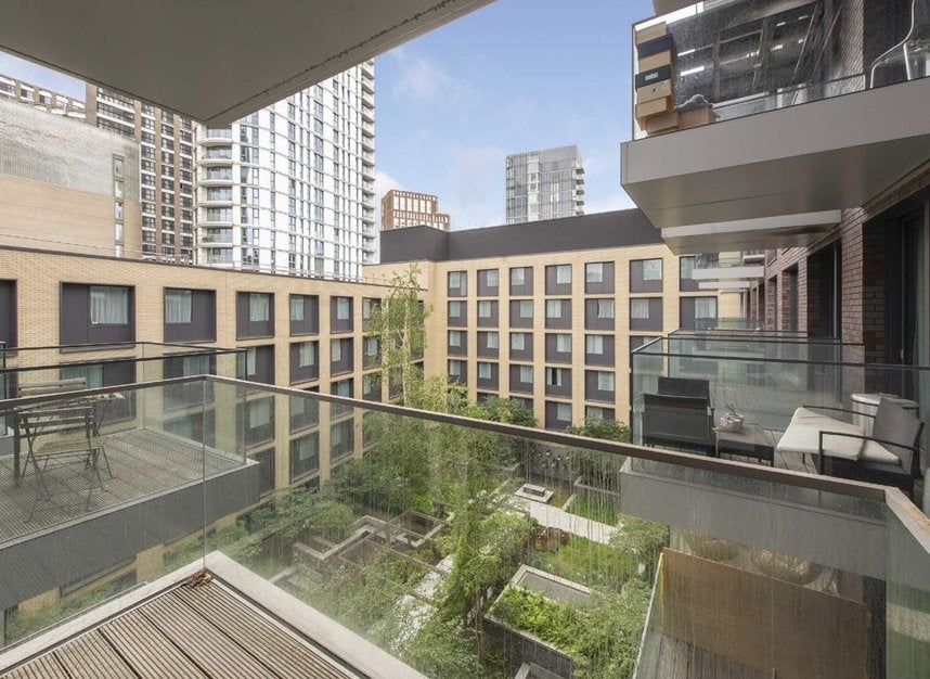 Flat Leman Street in Greater London