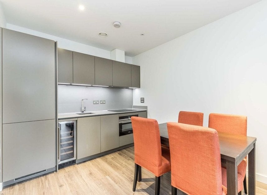 Flat Leman Street in Greater London
