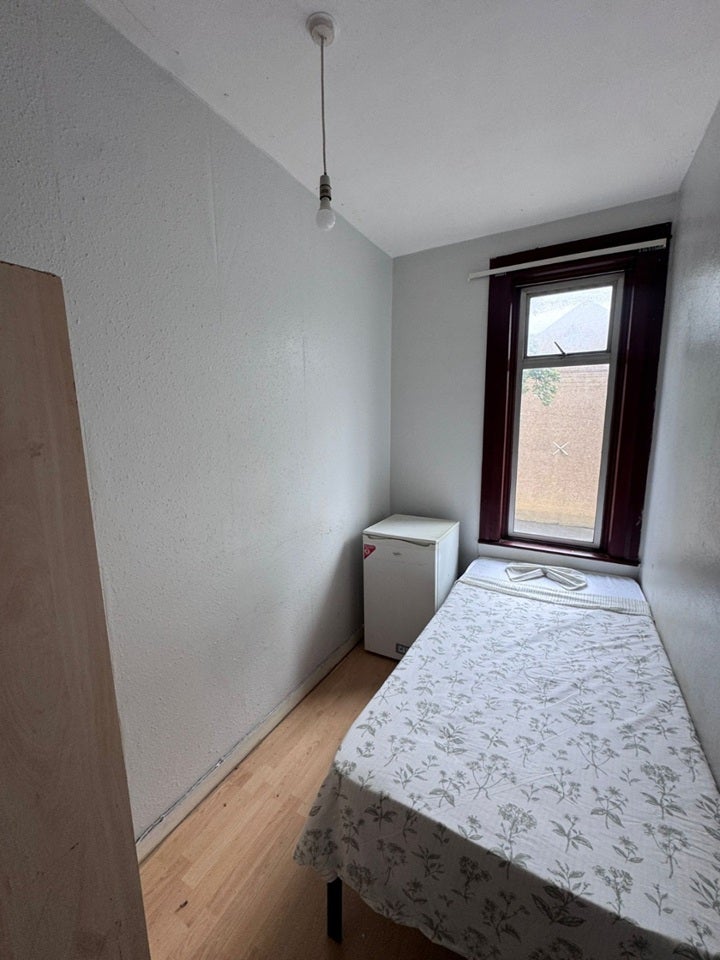Room Credon Road in Greater London