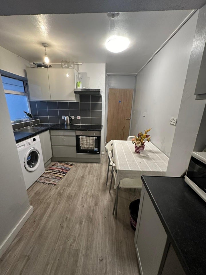 Room Credon Road in Greater London