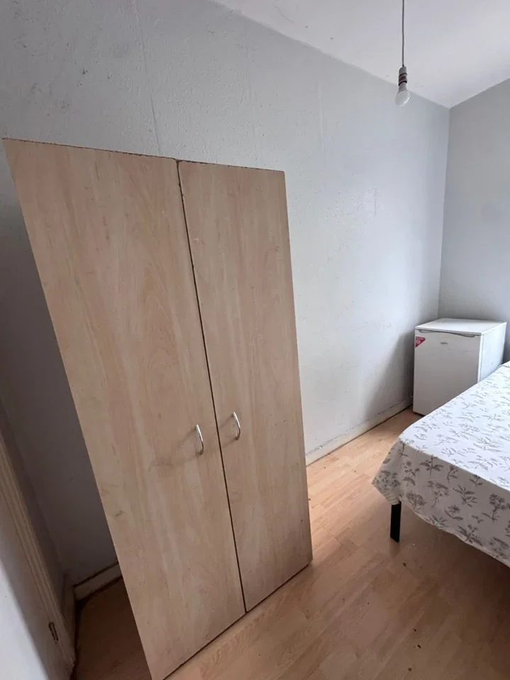 Room Credon Road in Greater London