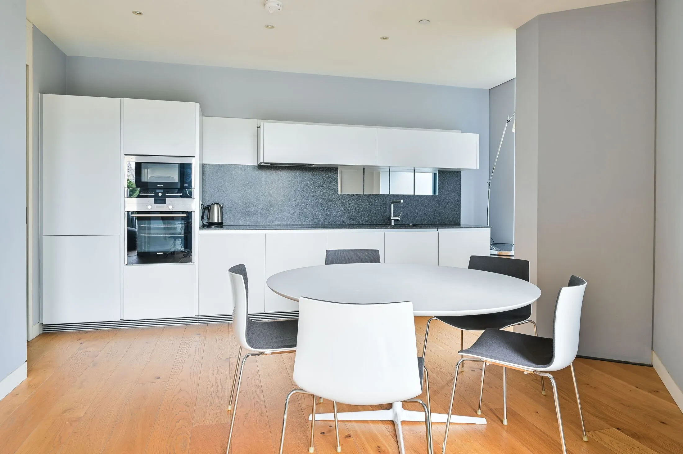 Flat Holland Street in Greater London