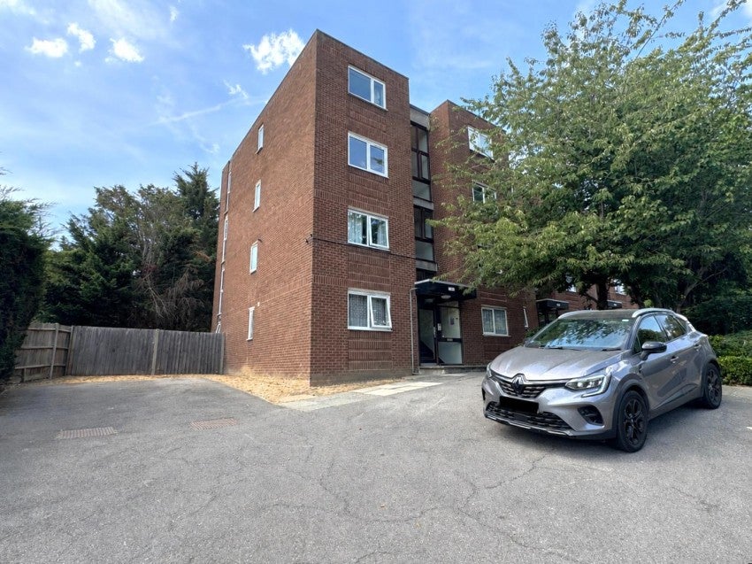 Flat Gravel Hill in Greater London