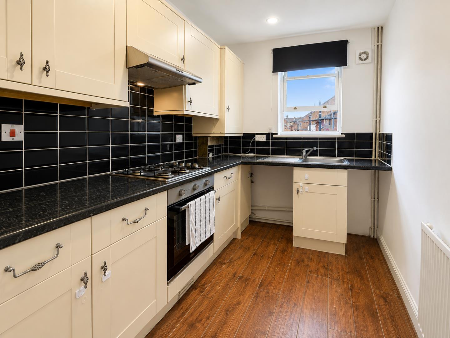 Flat Commercial Road in Greater London