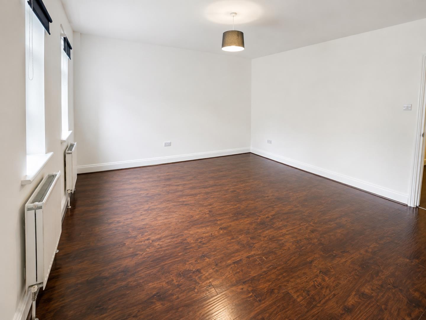 Flat Commercial Road in Greater London