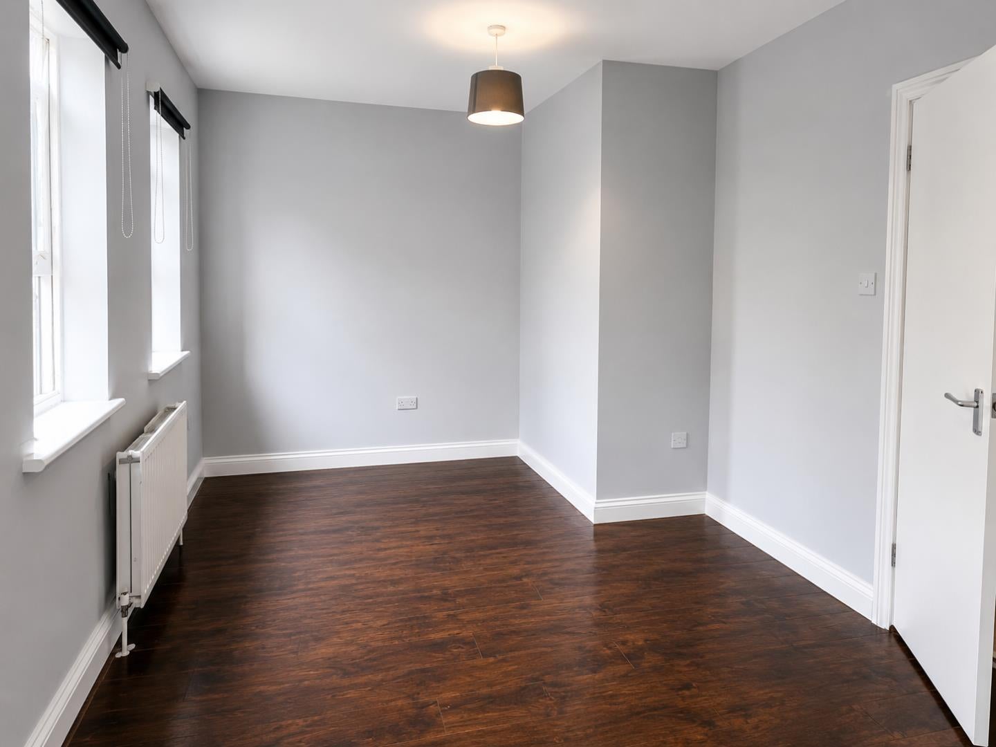 Flat Commercial Road in Greater London
