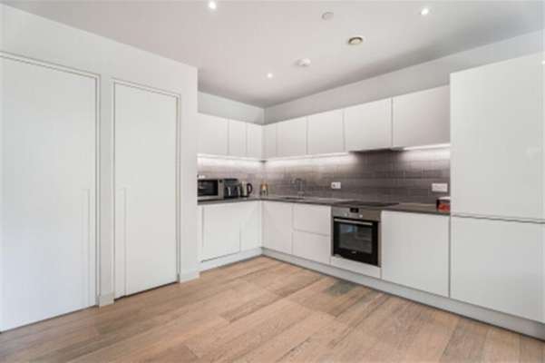 Flat Admiralty Avenue in Greater London
