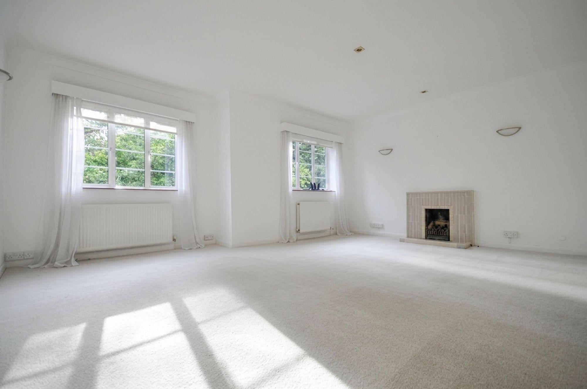 Flat Ashley Park Road in Walton-on-Thames