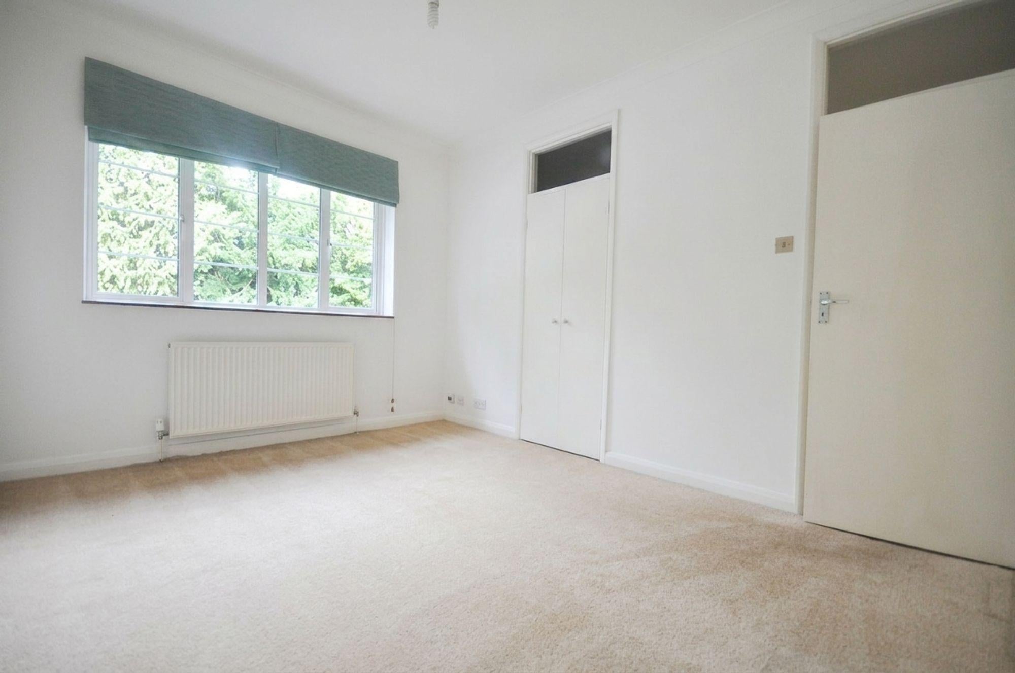 Flat Ashley Park Road in Walton-on-Thames