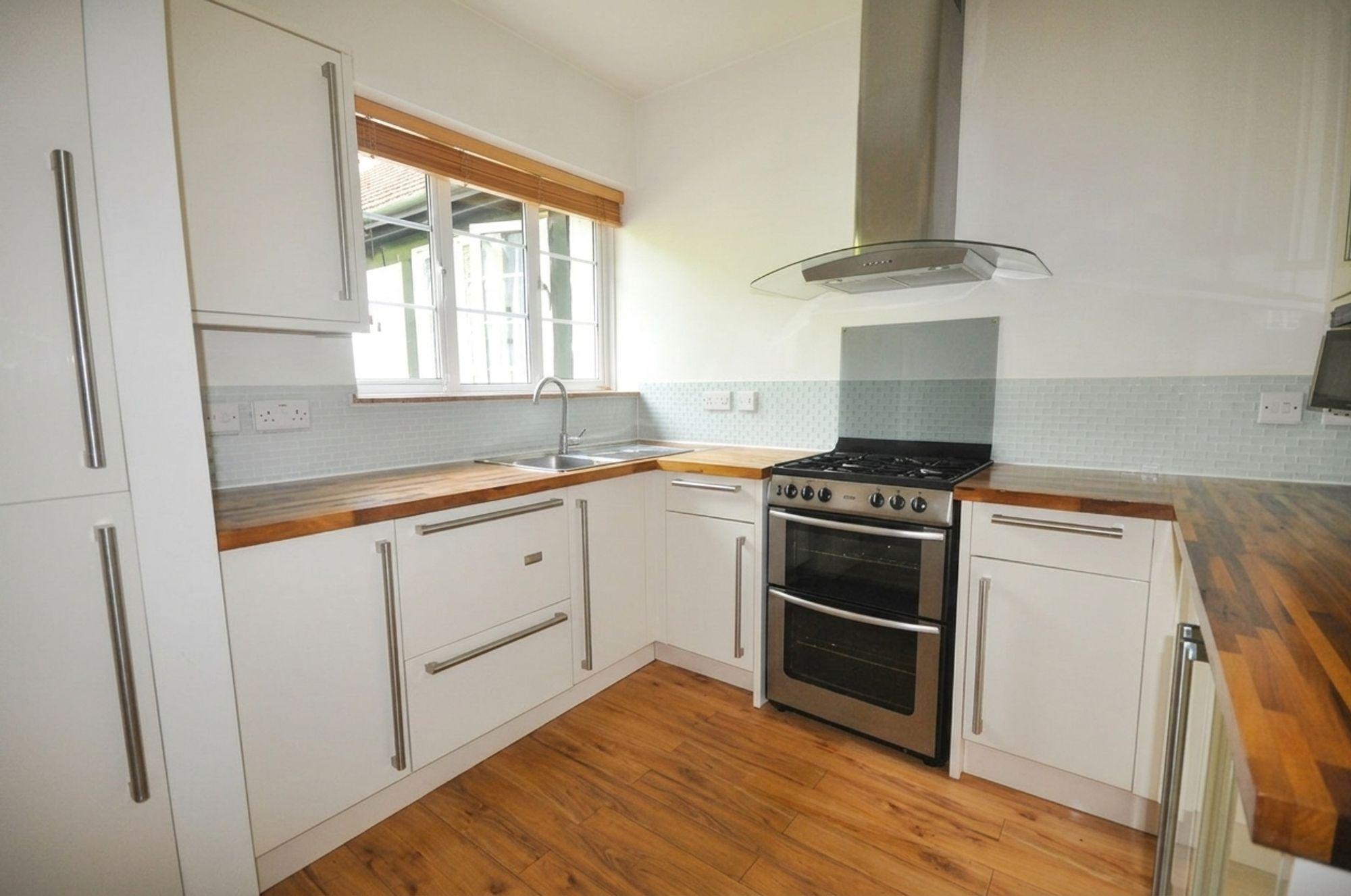 Flat Ashley Park Road in Walton-on-Thames