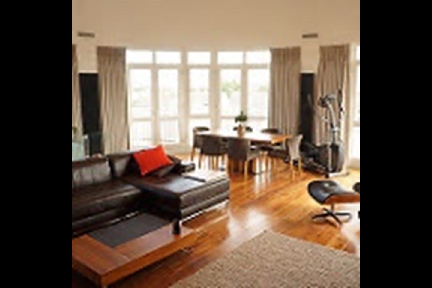 Flat Woodland Crescent in Greater London
