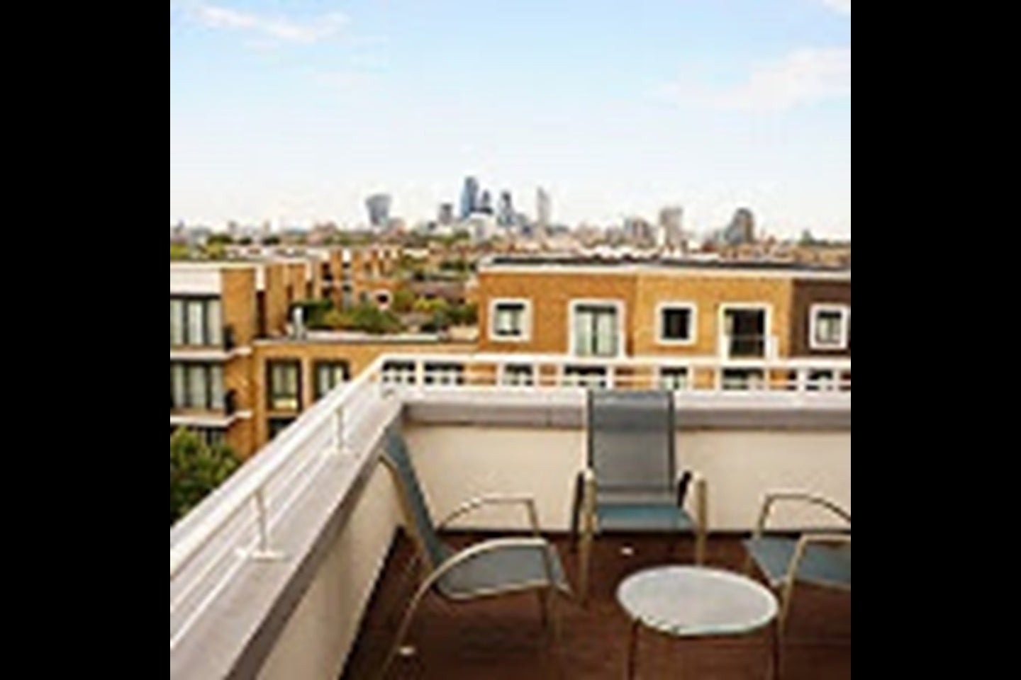 Flat Woodland Crescent in Greater London
