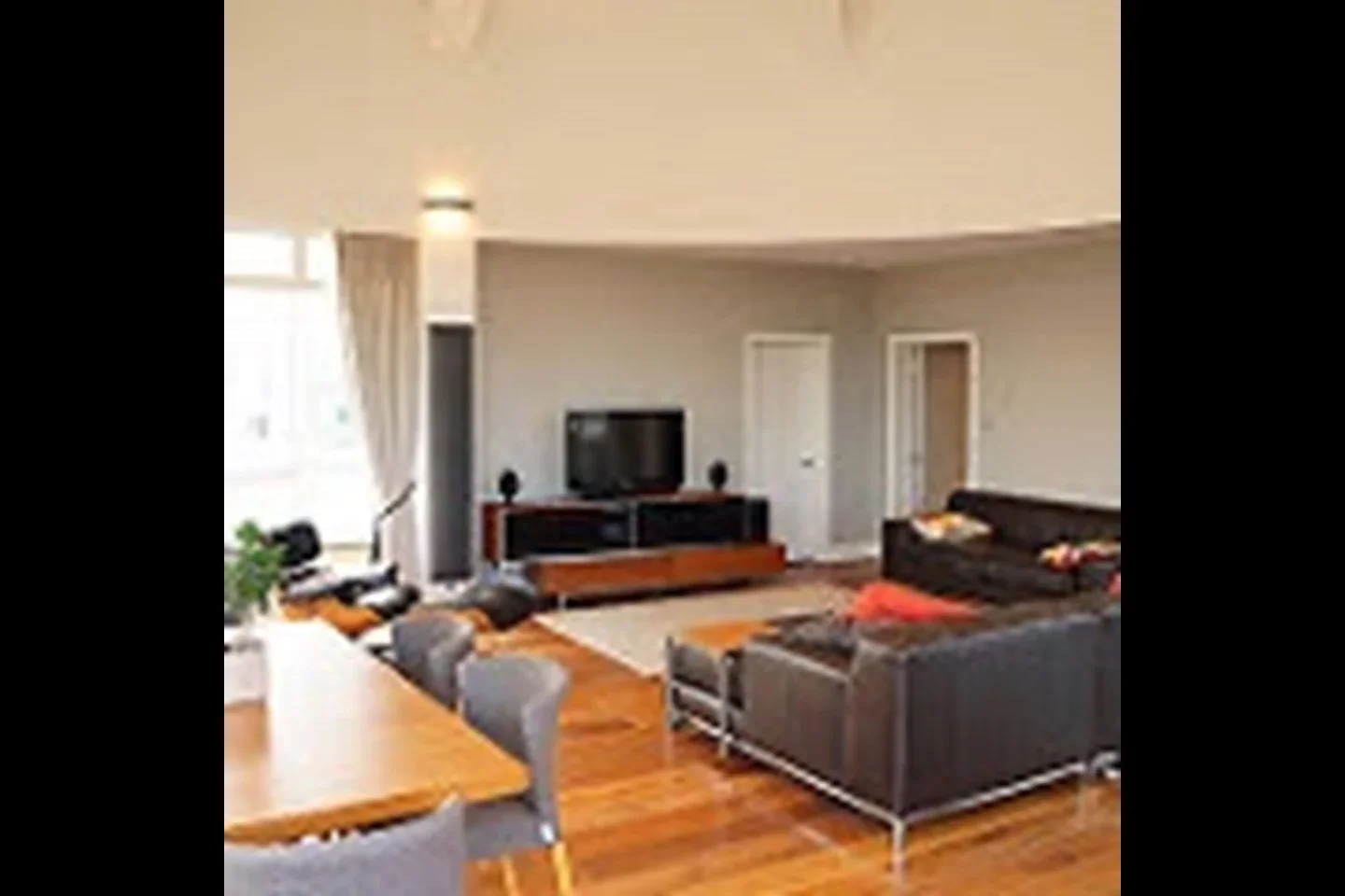 Flat Woodland Crescent in Greater London