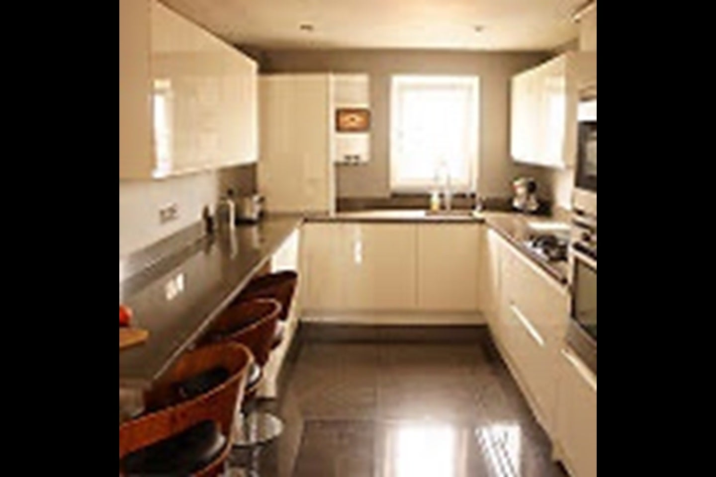 Flat Woodland Crescent in Greater London
