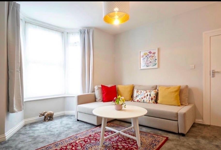 Flat Drummond Road in Bristol