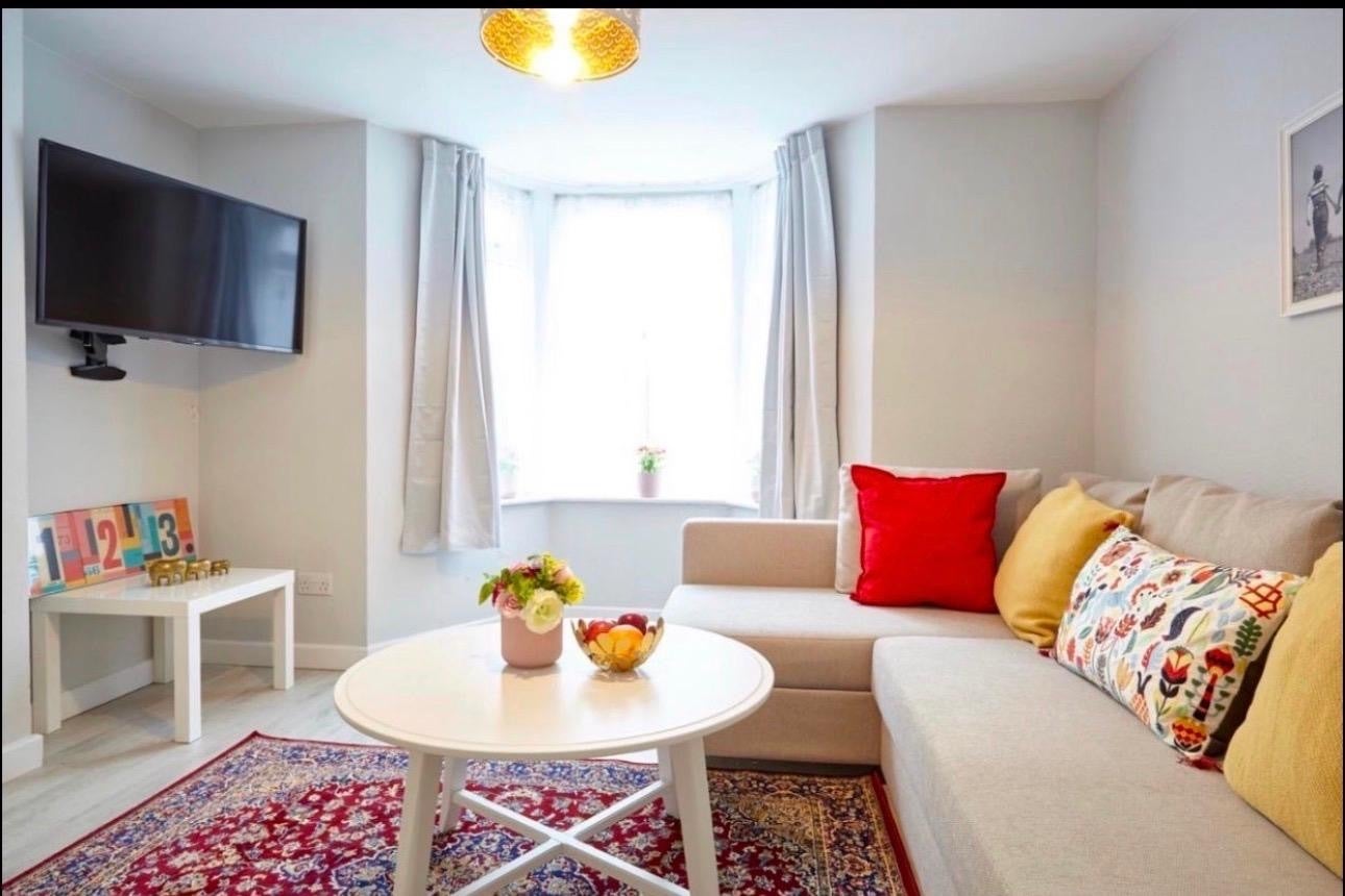 Flat Drummond Road in Bristol