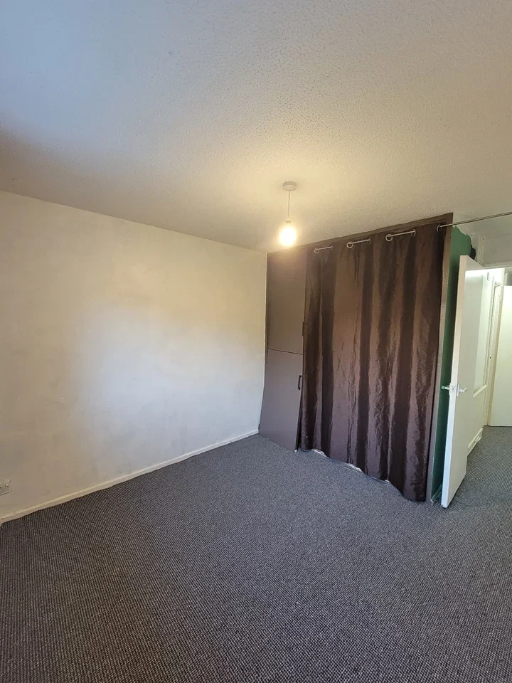Flat Sunkist Way in Greater London
