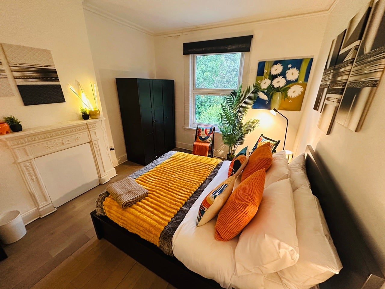 Room Whitehall Road in Greater London