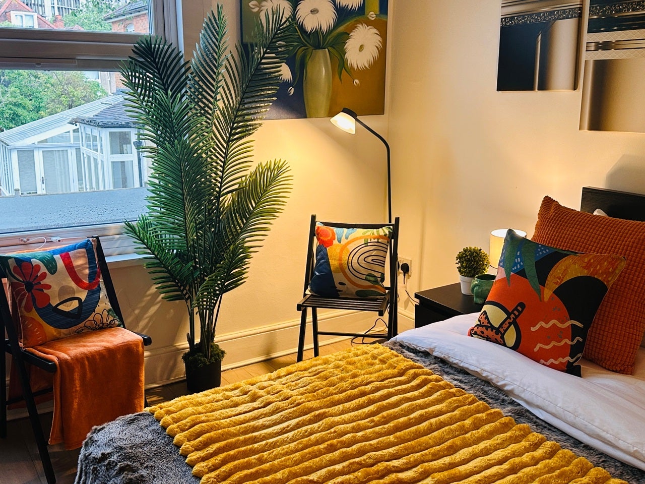 Room Whitehall Road in Greater London