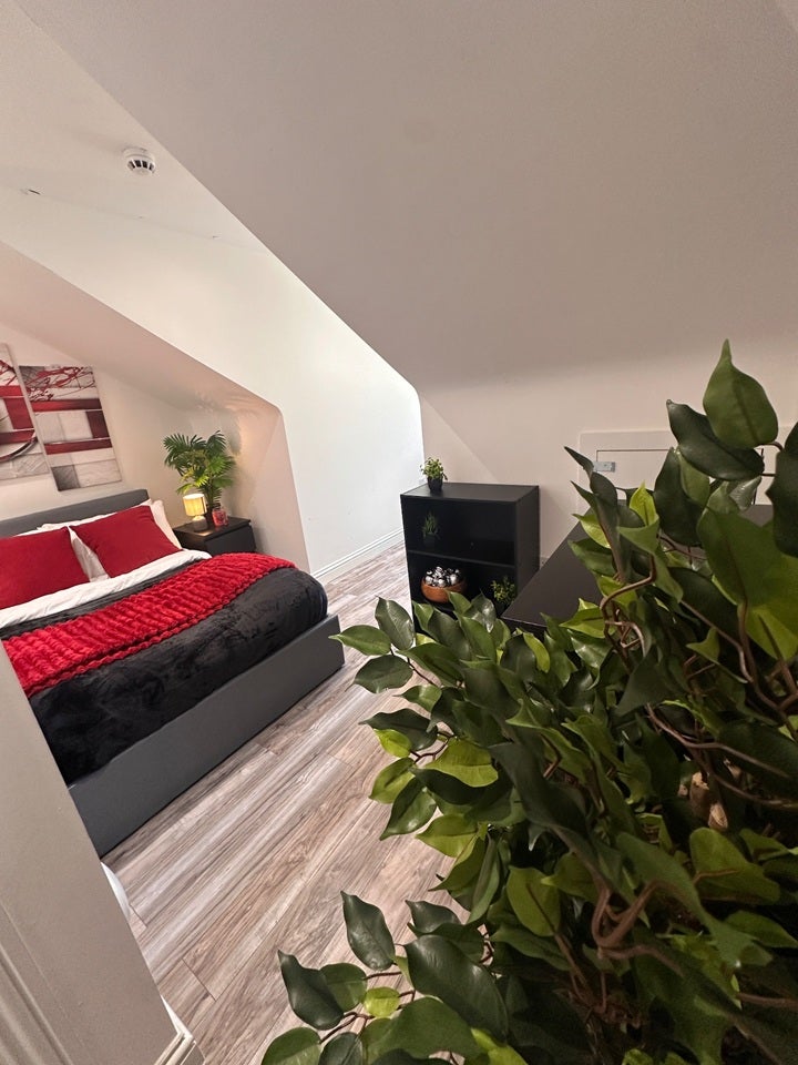 Room Whitehall Road in Greater London