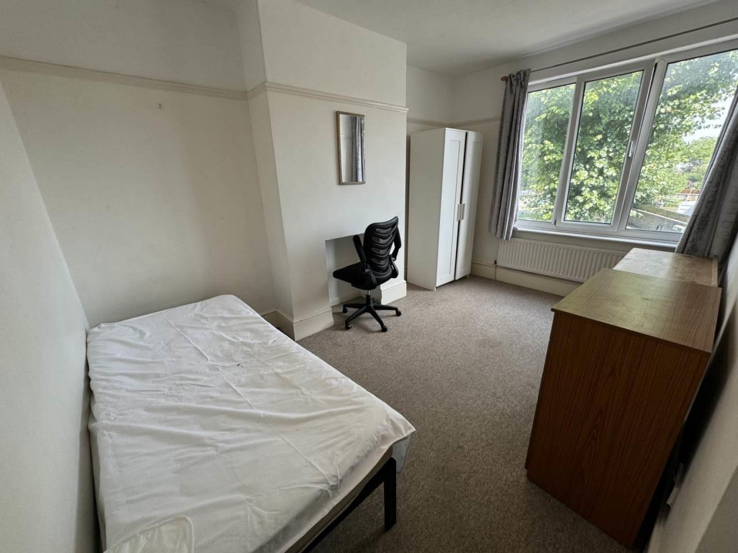 Room Cransley Crescent in Bristol