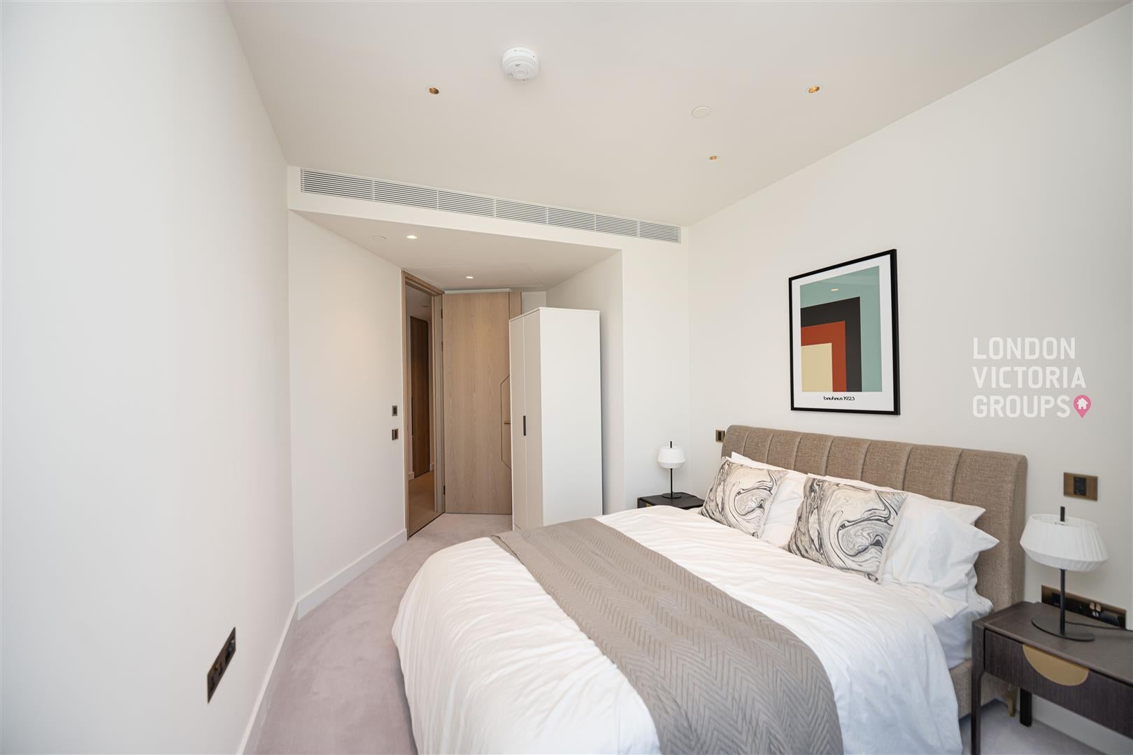 Flat Nine Elms Lane in Greater London