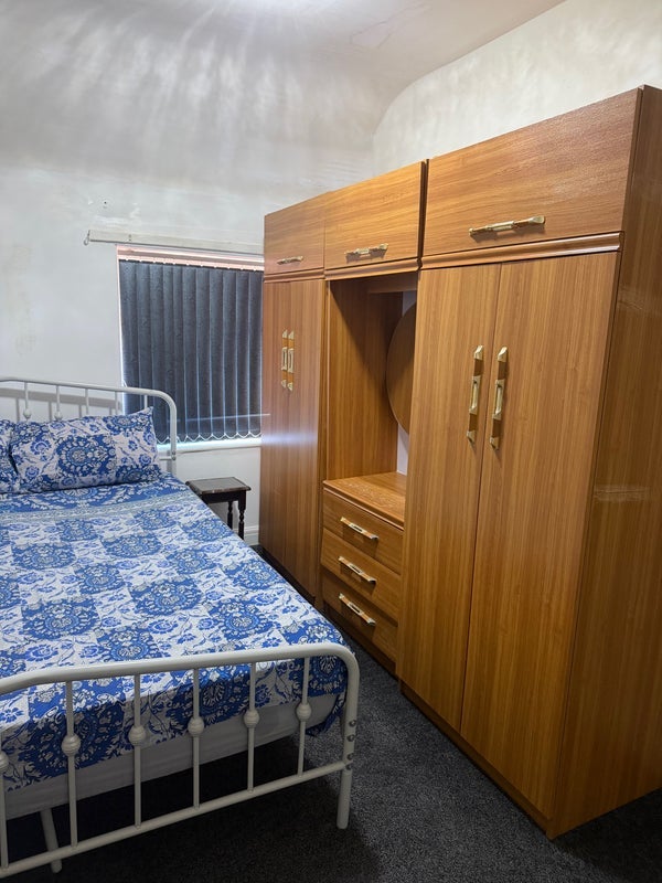 Room Crowden Road in Manchester