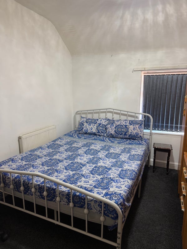 Room Crowden Road in Manchester