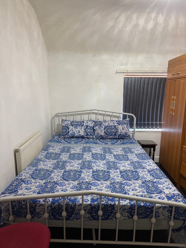 Room Crowden Road in Manchester