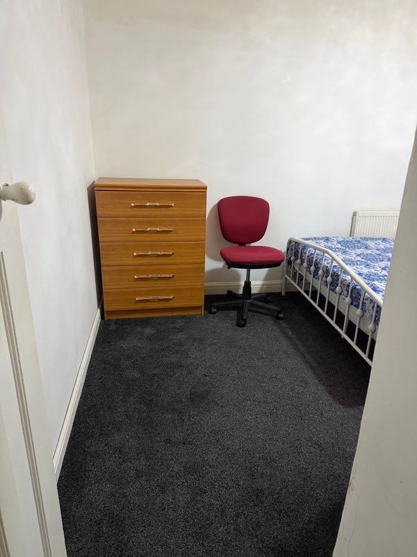 Room Crowden Road in Manchester