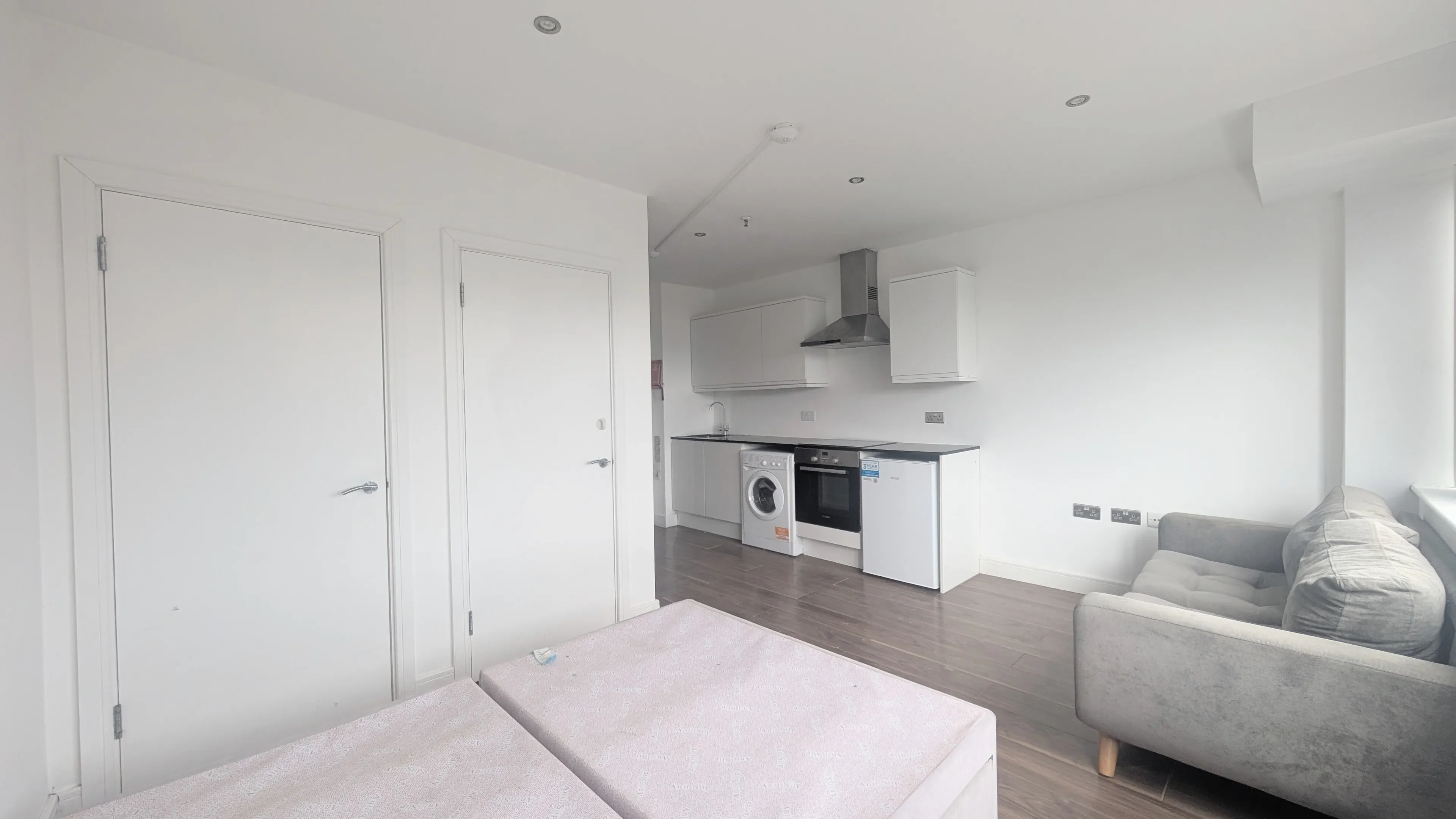 Flat Elmgrove Road in Greater London