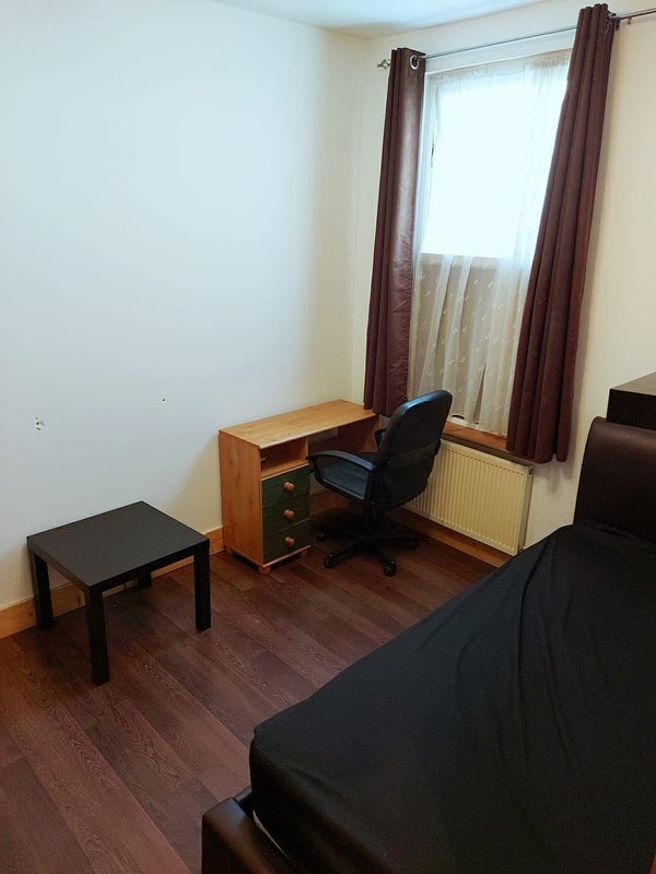 Room Russell Road in Greater London