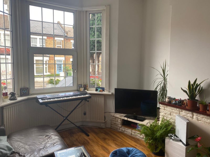 Room Elthruda Road in Greater London