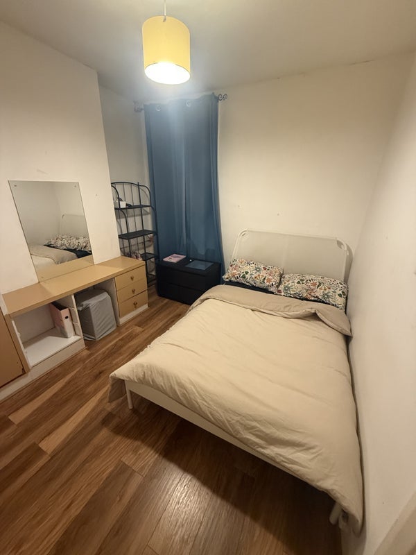 Room Elthruda Road in Greater London