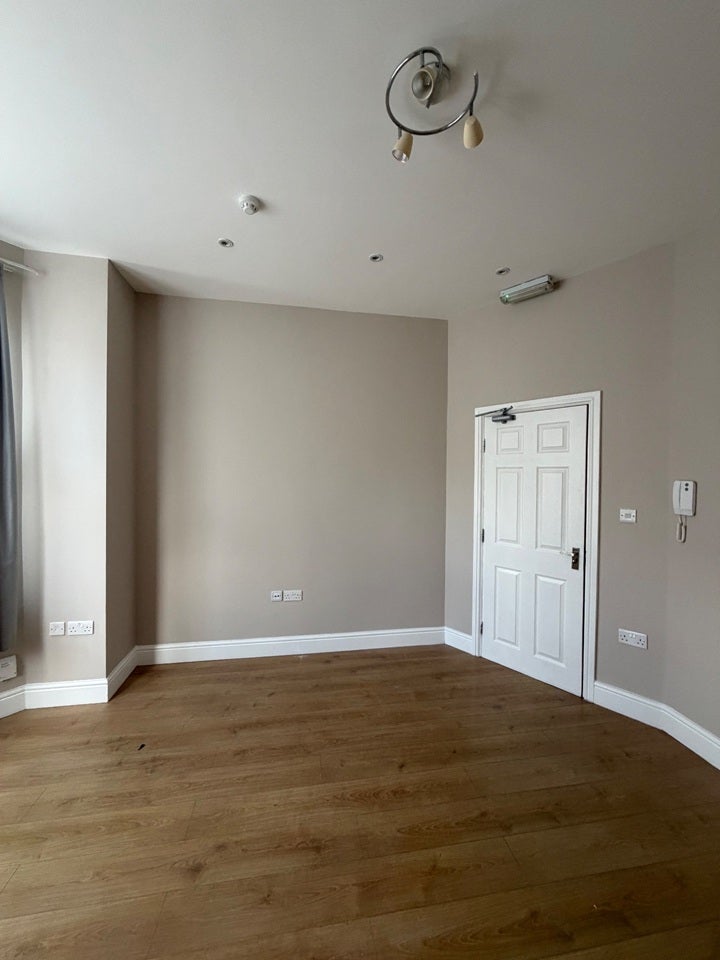 Flat Woodlands Road in Greater London