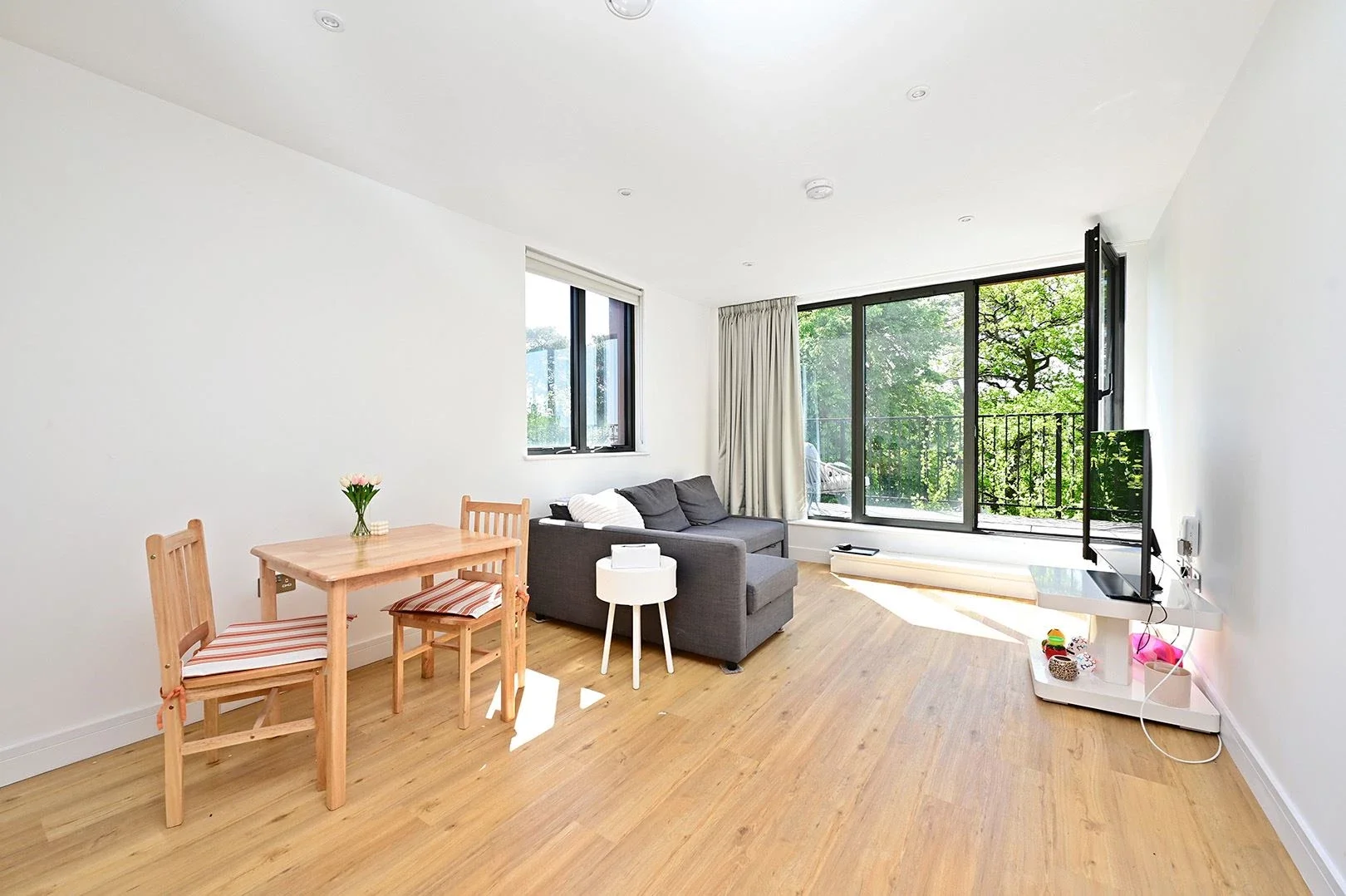 Flat Farnborough Road in Rushmoor
