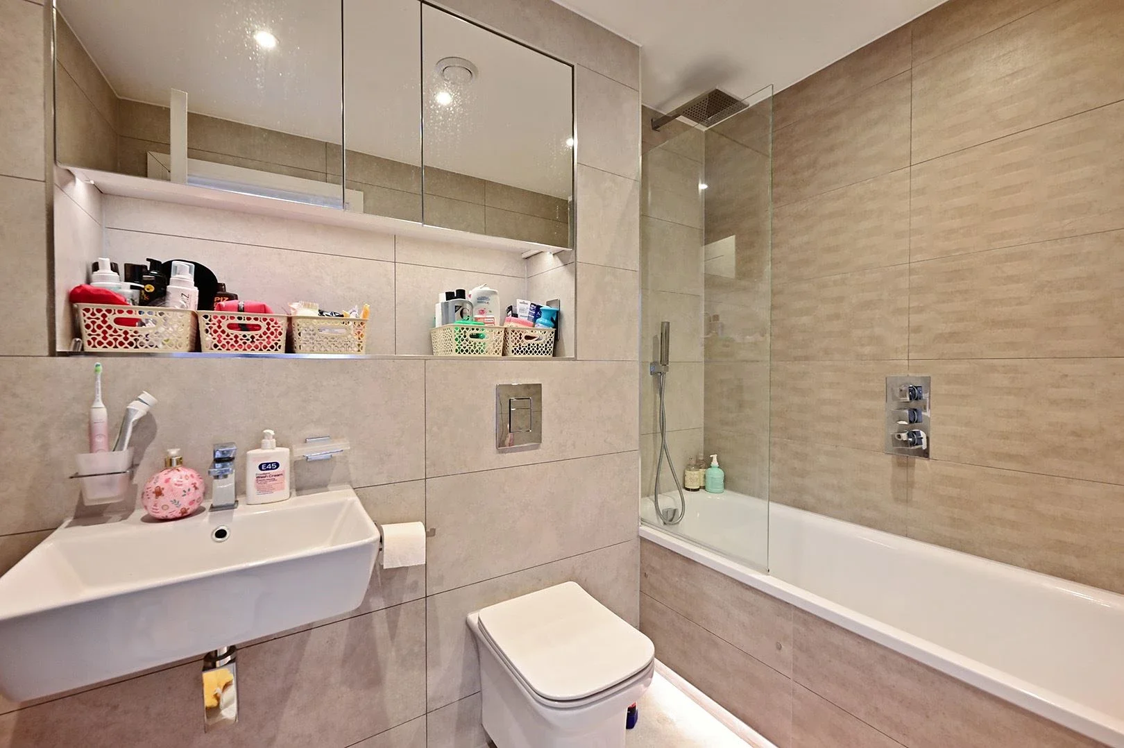 Flat Farnborough Road in Rushmoor