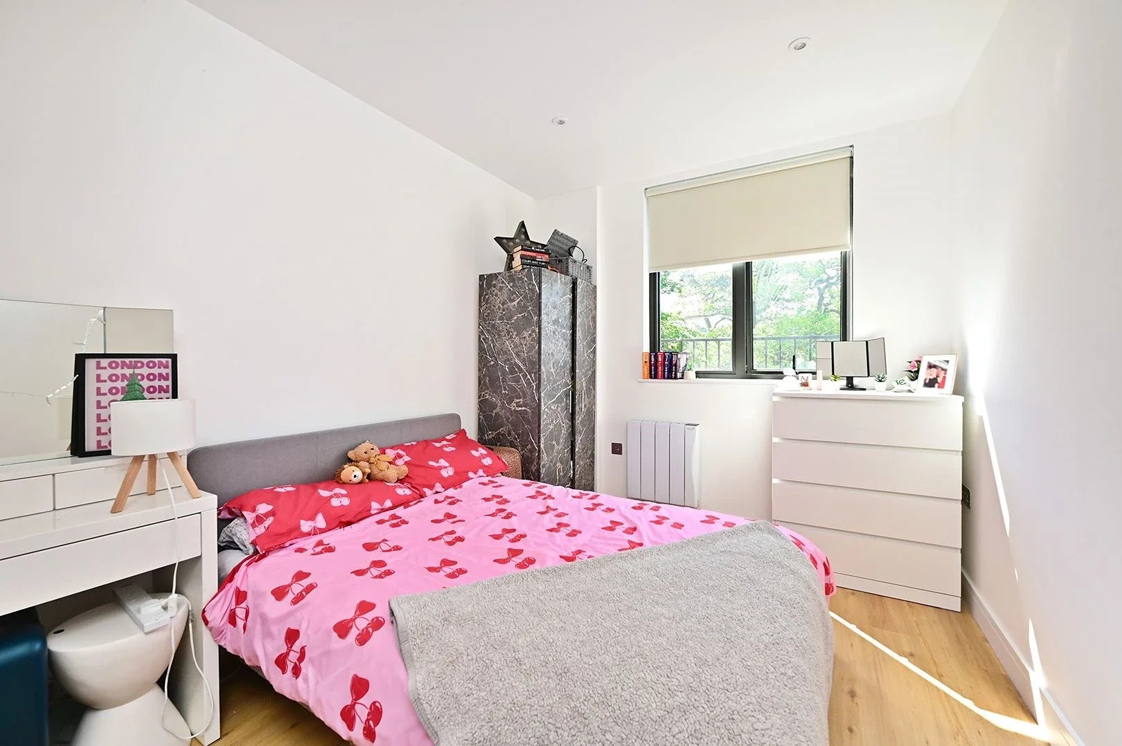 Flat Farnborough Road in Rushmoor