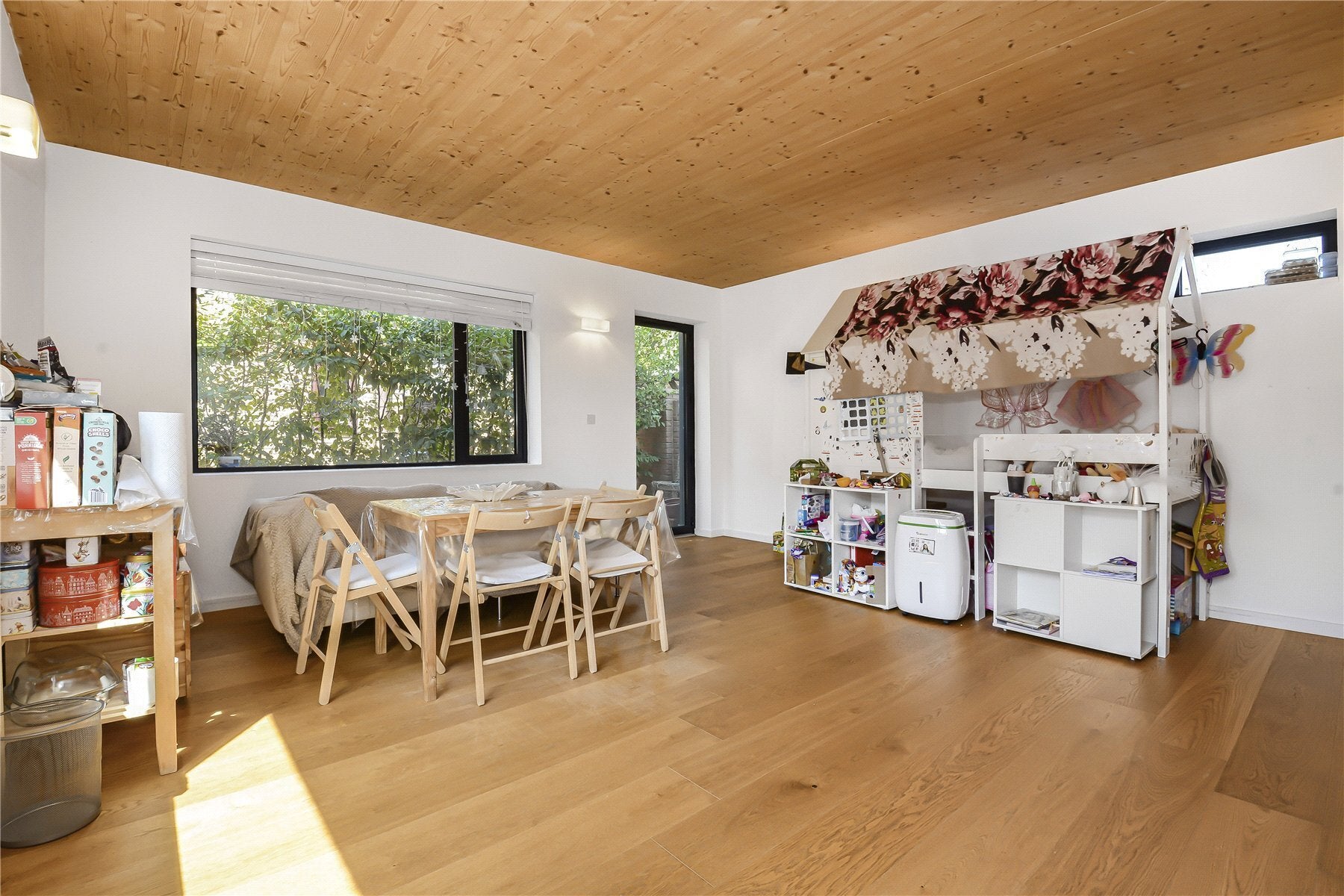Flat Chobham Road in Greater London