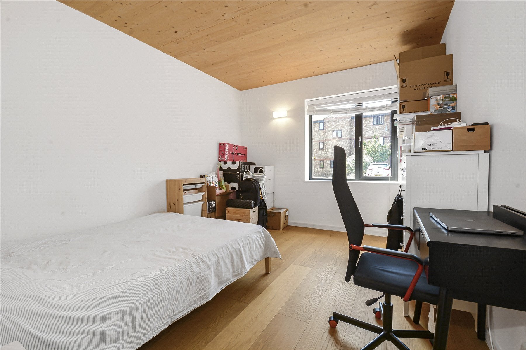 Flat Chobham Road in Greater London