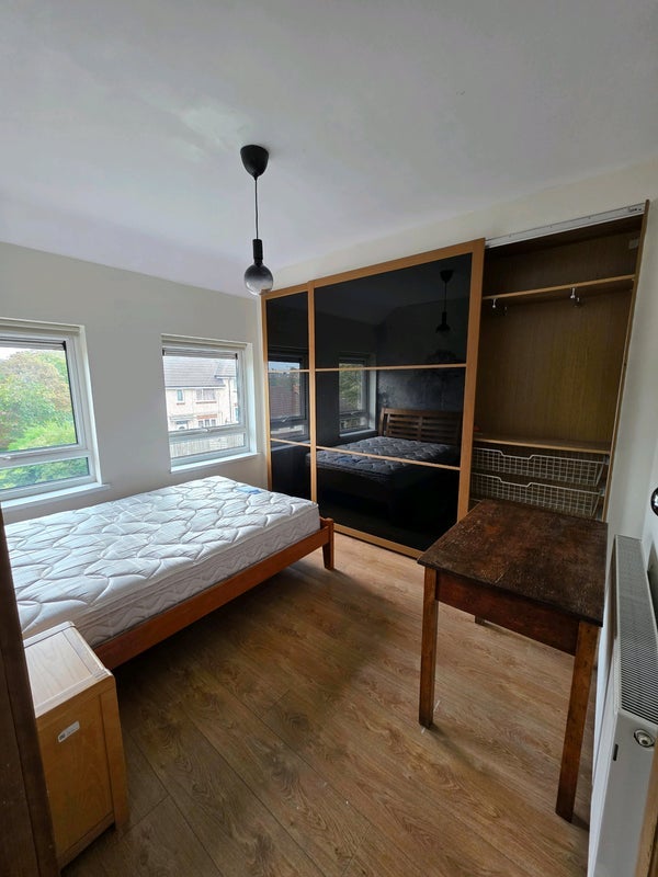 Room Longley Crescent in Sheffield