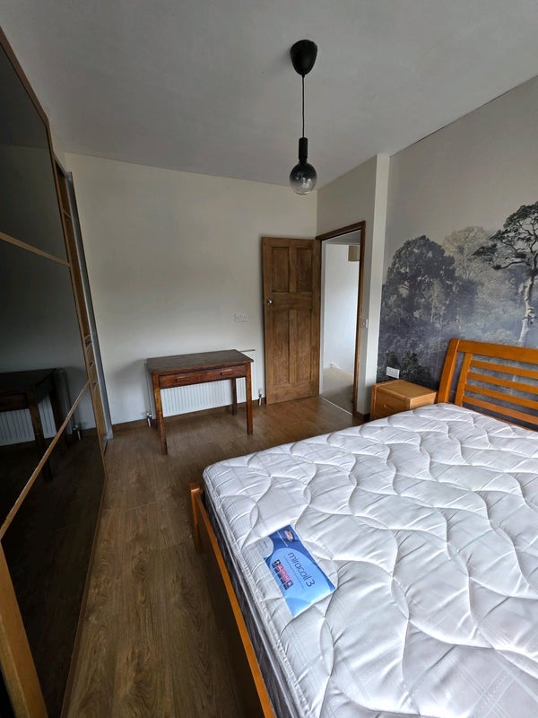 Room Longley Crescent in Sheffield