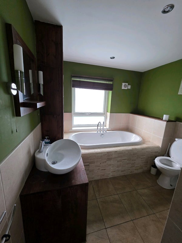 Room Longley Crescent in Sheffield