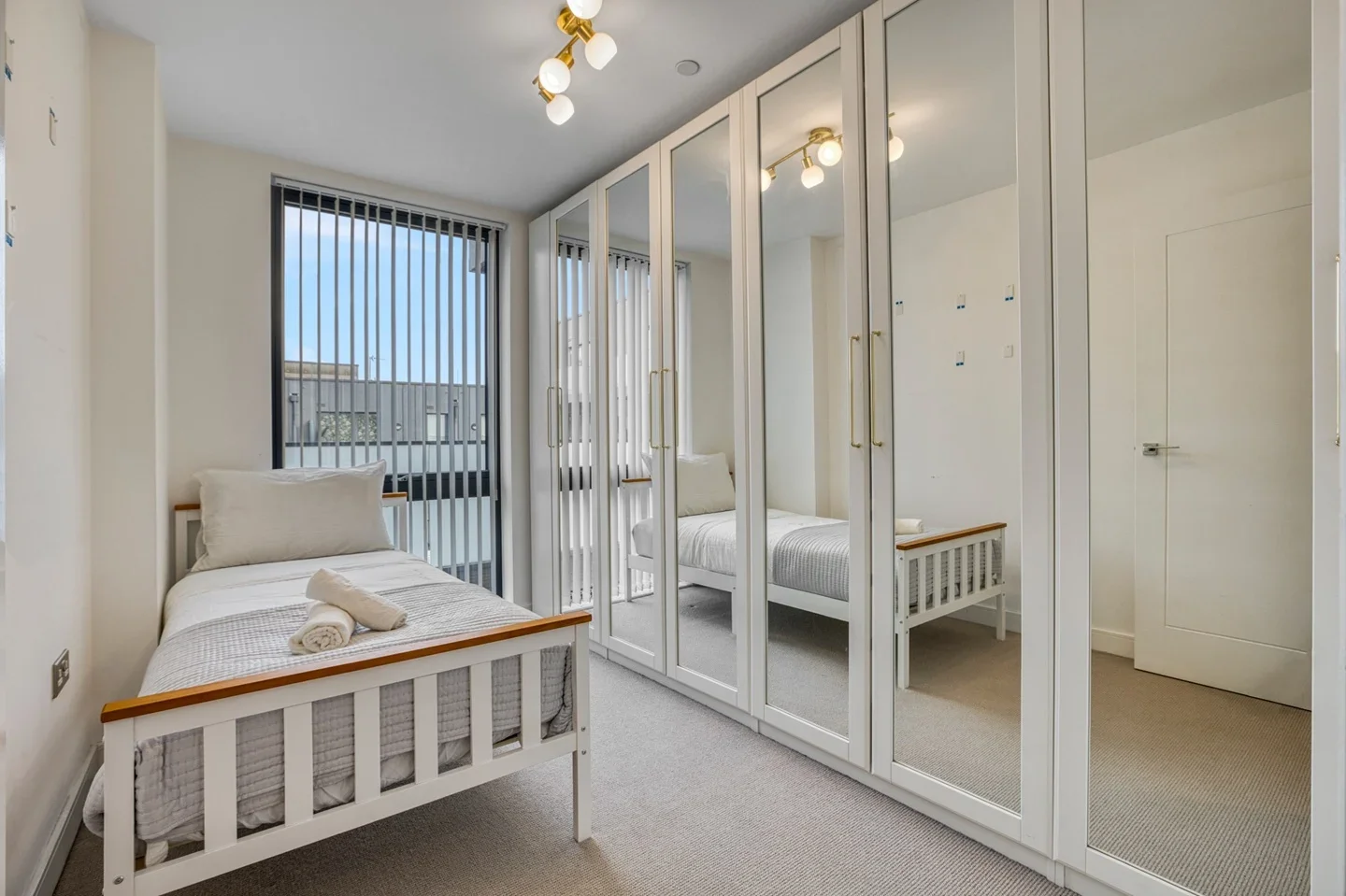 Flat Chiswick High Road in Greater London