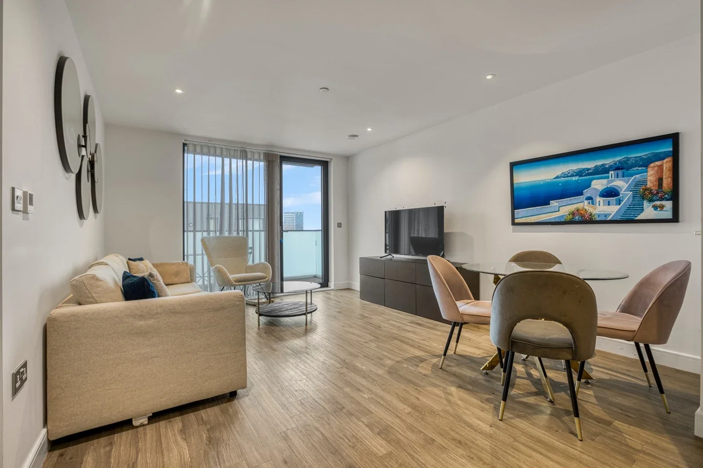 Flat Chiswick High Road in Greater London