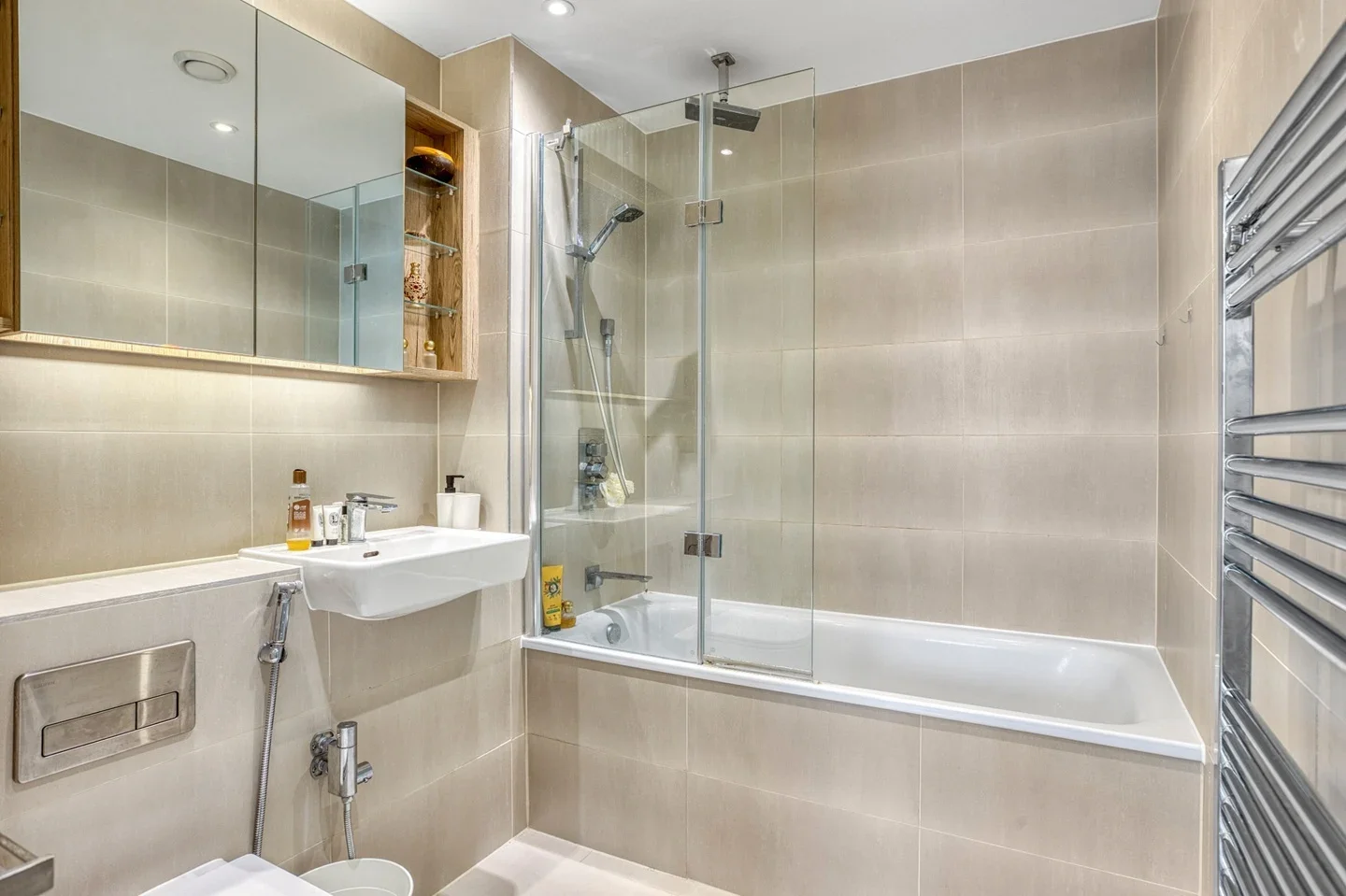 Flat Chiswick High Road in Greater London