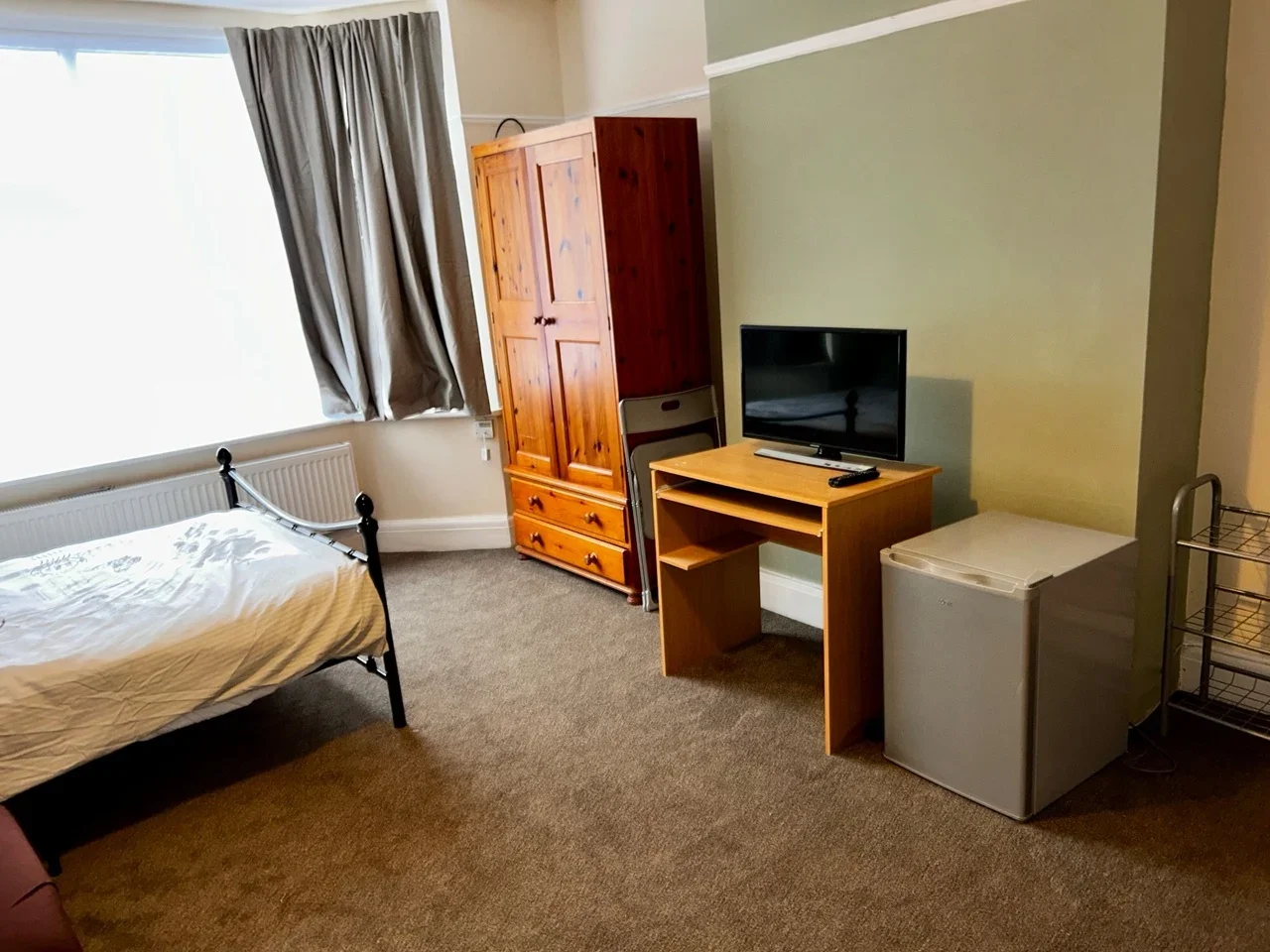 Room Fairfield Crescent in Greater London