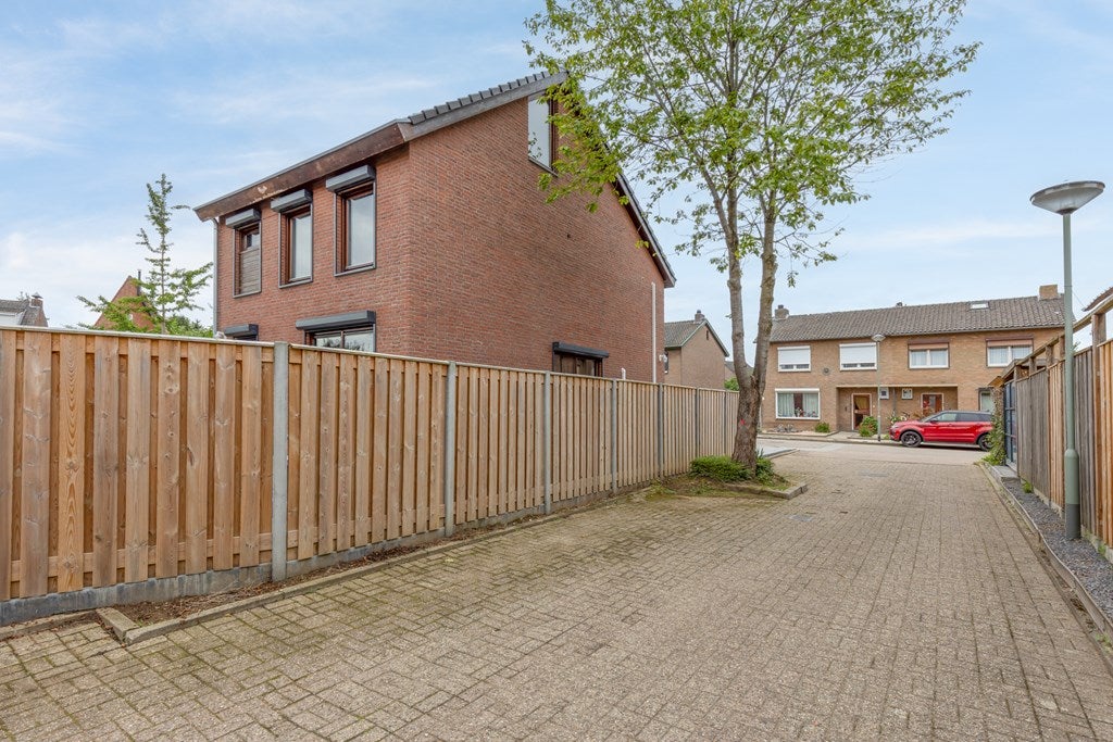 Vrijstaande woning te koop: Maarten Trompstraat 6, Elsloo
