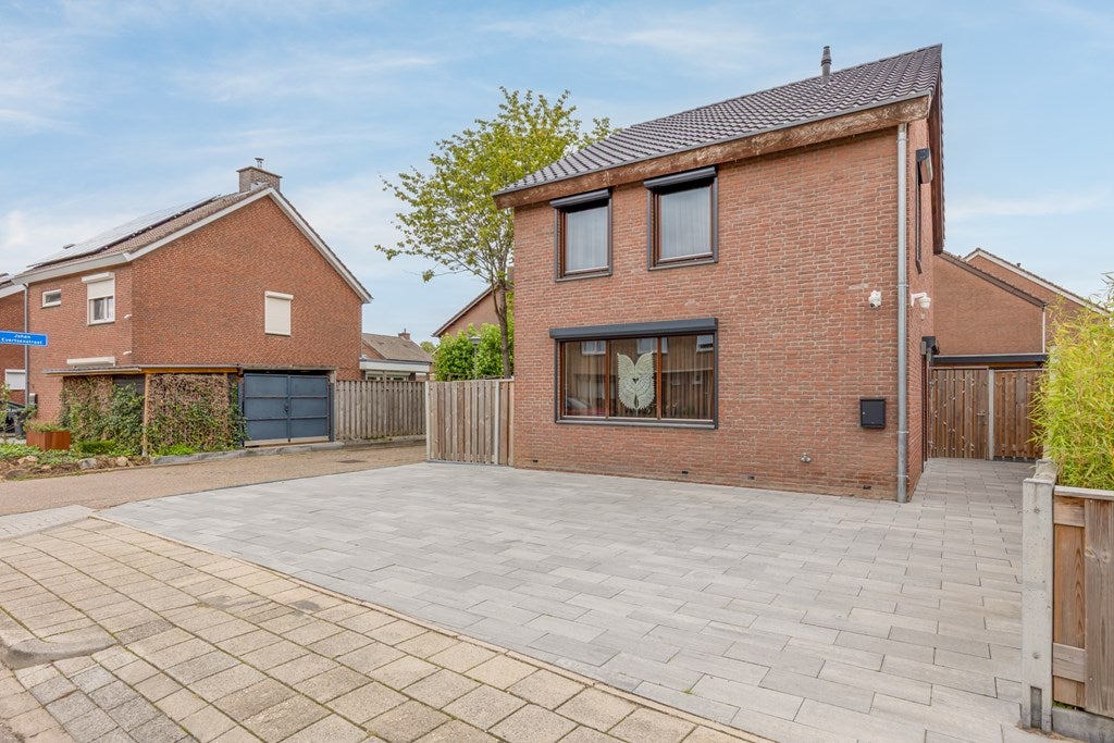 Vrijstaande woning te koop: Maarten Trompstraat 6, Elsloo